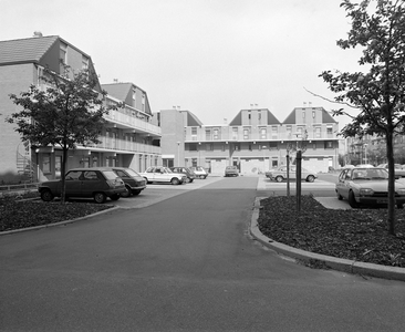 884892 Gezicht op de achtergevels van enkele onlangs opgeleverde nieuwbouwwoningen aan de Hanoidreef te Utrecht, met op ...